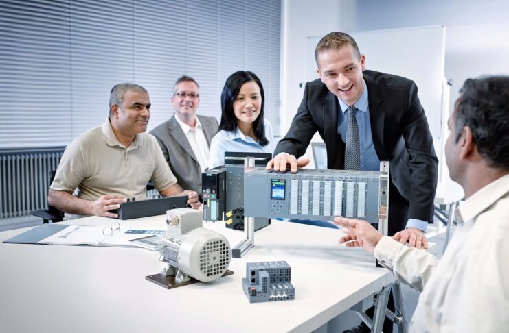 Prepariamoci in Siemens alle certificazioni base e avanzata per Docenti: un percorso strutturato per l’automazione industriale sce-education-training-plc-courses-key-visual-shero-2560x1440